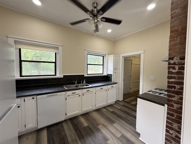 Foto del edificio - Beautifully Renovated 2 bedroom, 1 bath Bungalow | Historic Highland area | $900/Month Rent