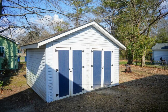 Building Photo - Three Bedroom Home!