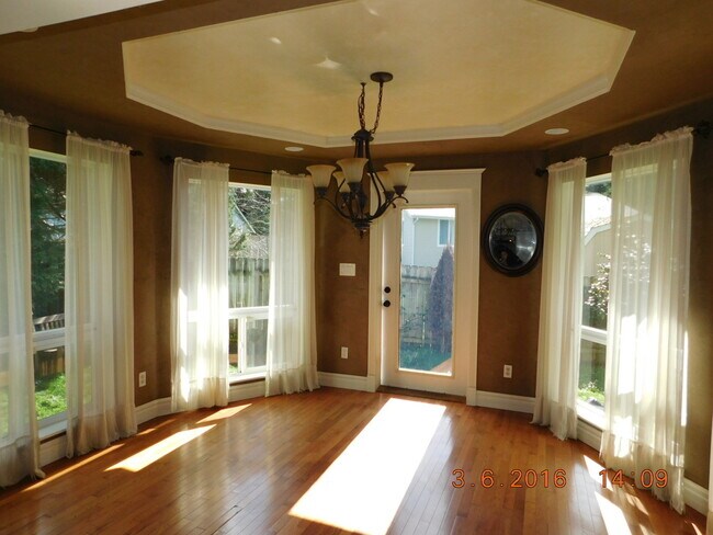 Building Photo - Beautifully Custom Updated 3BD/1.5BA Home ~ Gorgeous Kitchen & Master Bedroom!
