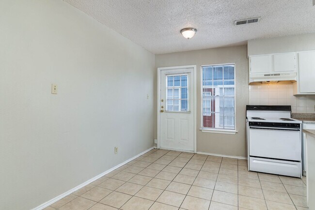 Building Photo - 2 Bedroom Duplex