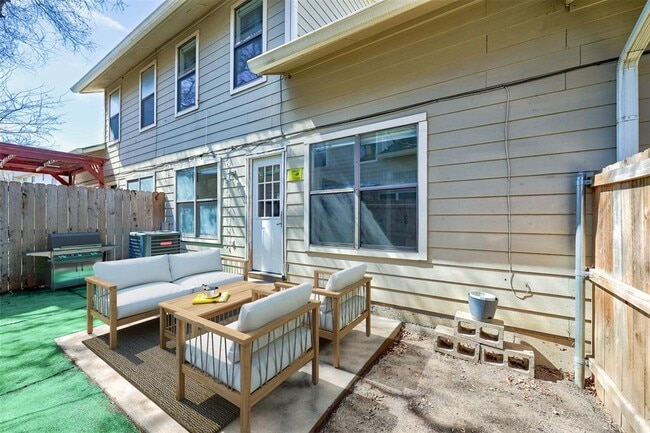 Building Photo - 512 Eberhart Ln