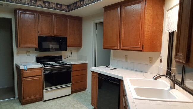 Building Photo - 853 Ensenada Dr