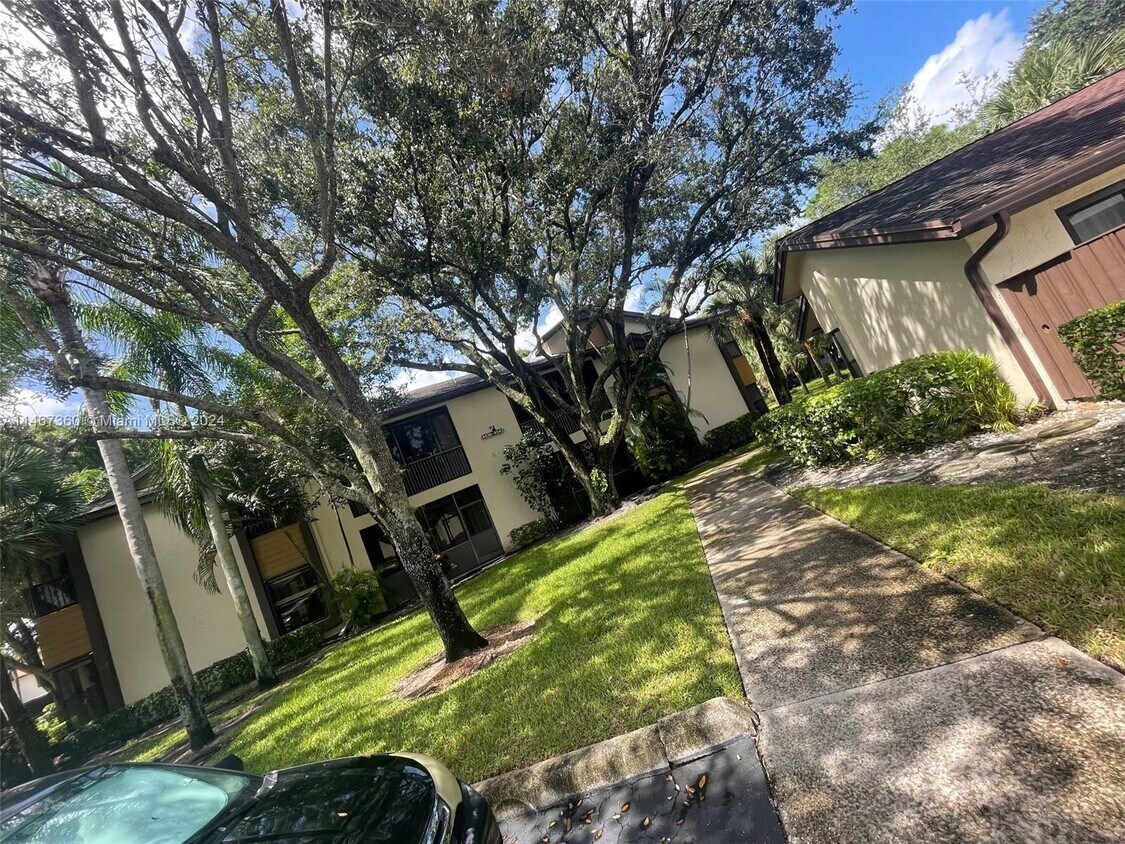 Primary Photo - 4541 Carambola Cir S