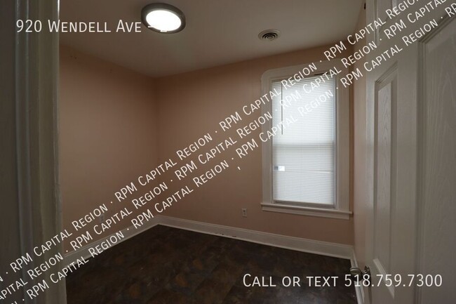 Foto del edificio - 3 Bedroom with extra room on Wendell Ave