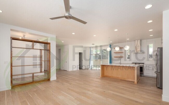 Foto del edificio - 1624 W Cyrus St