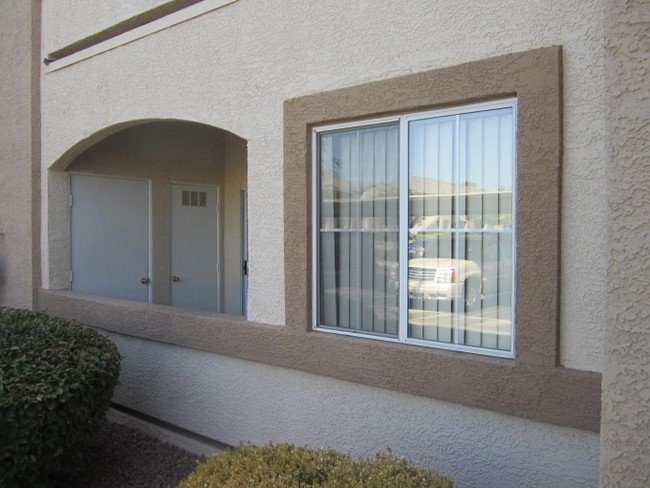 Building Photo - 3400 Cabana Dr