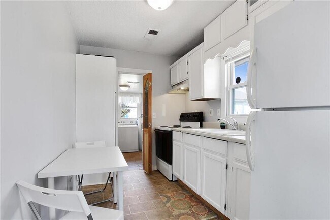 Building Photo - 4206 NE 43rd Ter