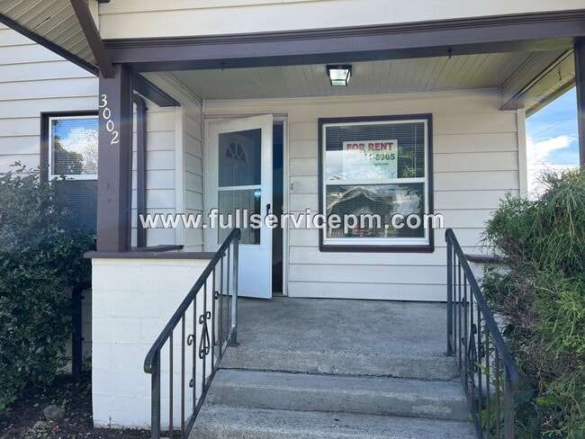 Foto del edificio - Wonderful corner lot home.