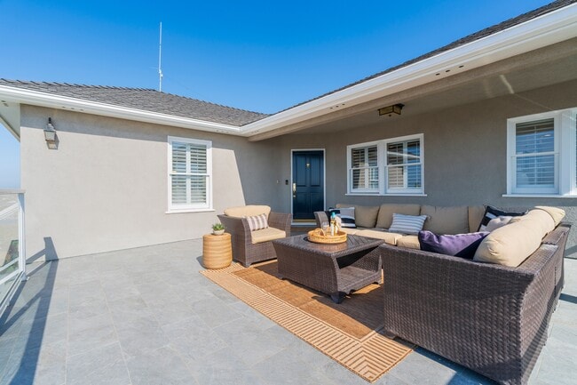 Building Photo - 426 Vía La Selva