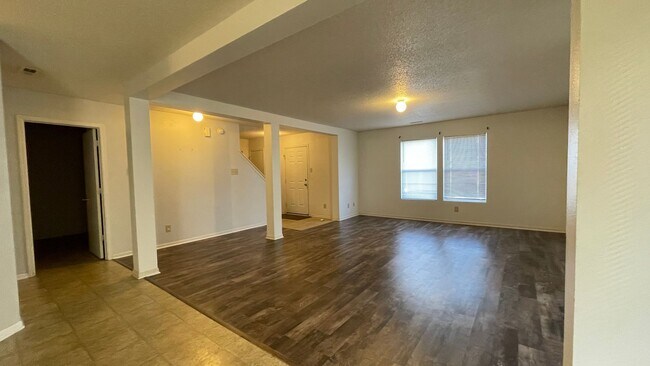 Building Photo - HOUSE...4 Bedroom 3.5 Bath