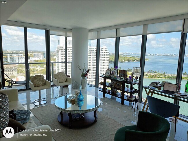 Foto del edificio - 650 NE 32nd St