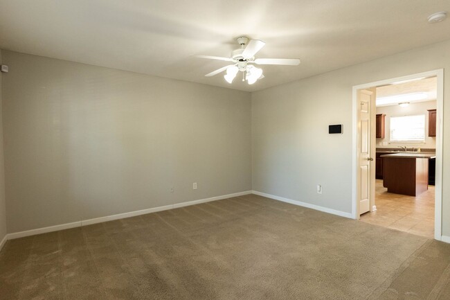 Building Photo - Centrally Located Townhome