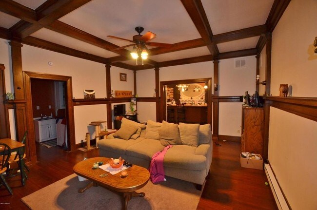 Interior Photo - 109 E Washington St