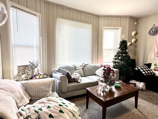 Foto del edificio - AVAILABLE JUNE - Updated 4 Bed 1 Bath