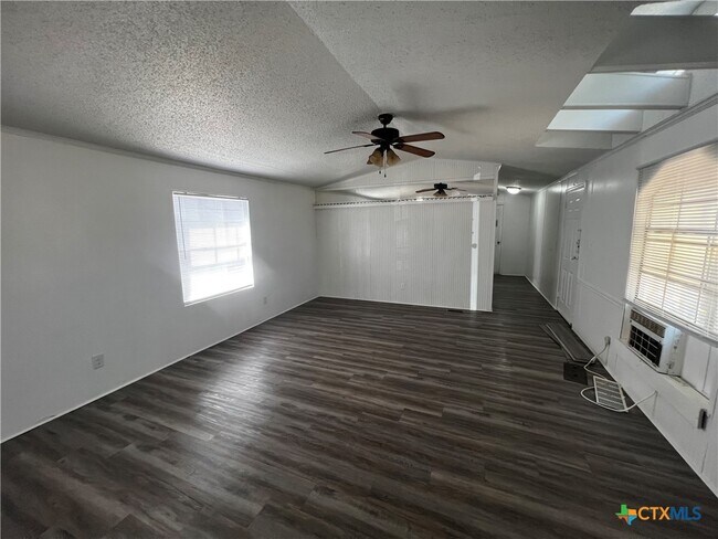 Foto del edificio - 1405 Harris Hill Rd