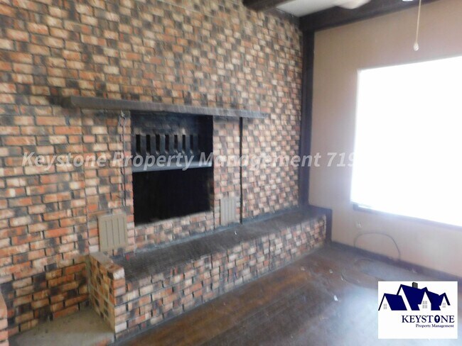 Foto del edificio - Spacious 2 Bed, 2 Bath Home Lots of Storage Space & Large Deck in the Backyard $1100/$1100