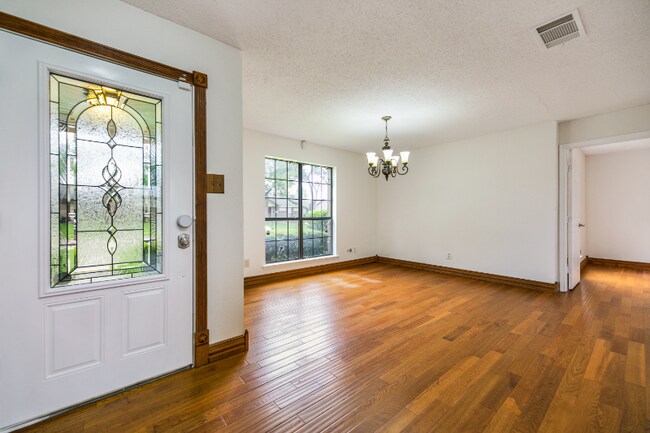 Foto del edificio - 1607 Heather Glen Ct