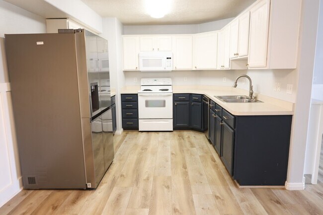 Foto del edificio - 8116 N Ridge Loop W