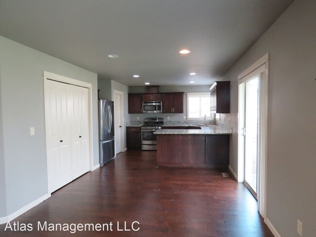 Building Photo - 5 br, 2.5 bath House - 420 SW Mt Rainier