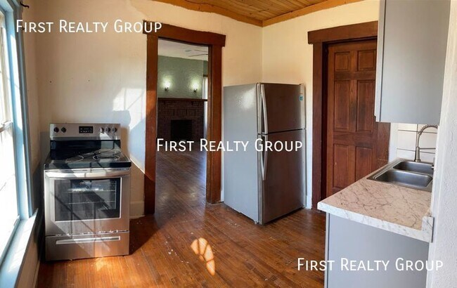 Building Photo - 1 Bedroom Upstairs Apartment, Move in Ready!