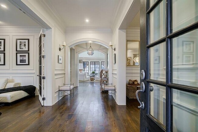 Building Photo - 1224 Peachtree Battle Ct NW