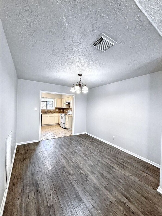 Building Photo - Charming 3-Bedroom, 2-Bath Home with Ideal...