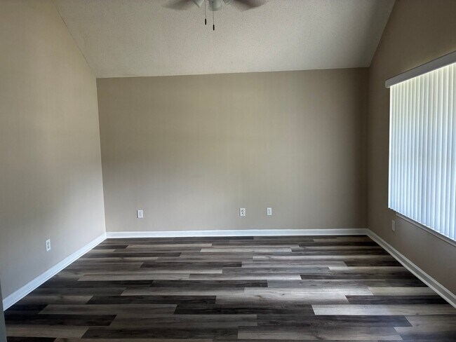 Building Photo - 301 Strawbridge Ln