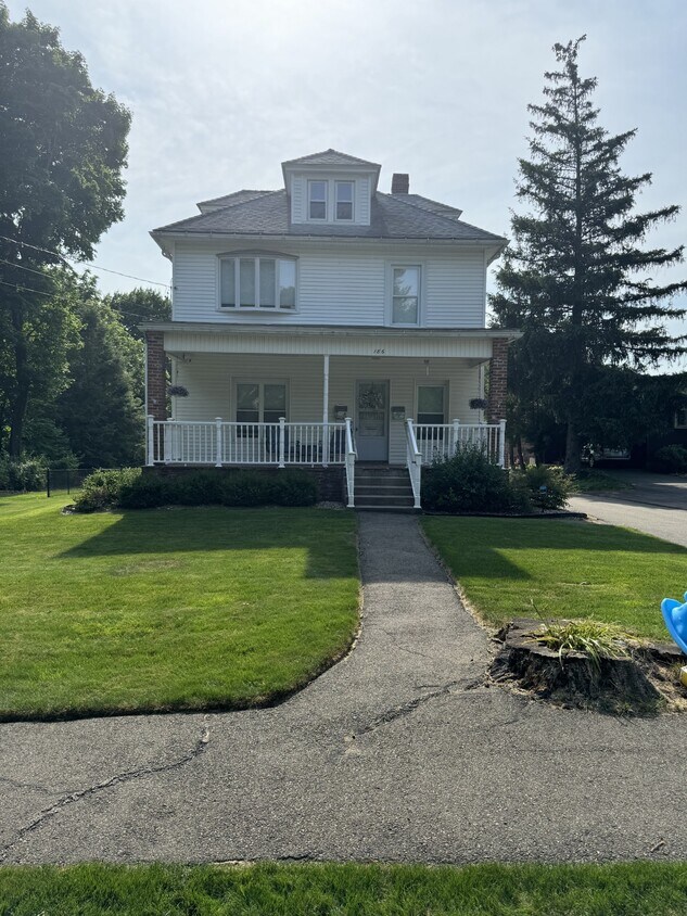 Primary Photo - 186 Summit St