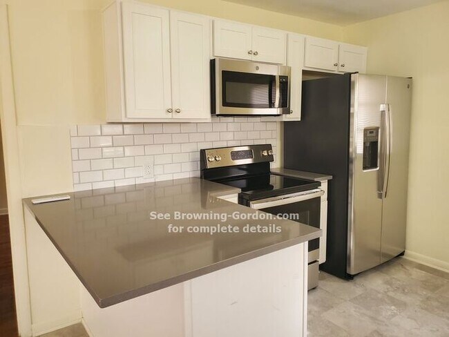 Building Photo - Renovated Duplex in Donelson!