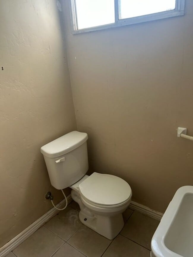 Building Photo - Charming basement apartment