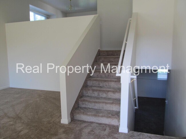 Building Photo - A beautiful 4 bed, 3 bath Home in River Heights!