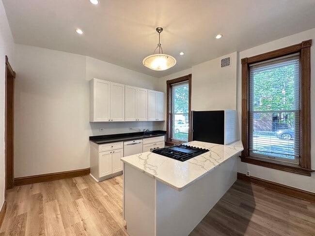 Building Photo - 3559 N Ashland Ave