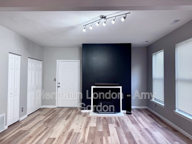 Building Photo - 2336 Rutger St