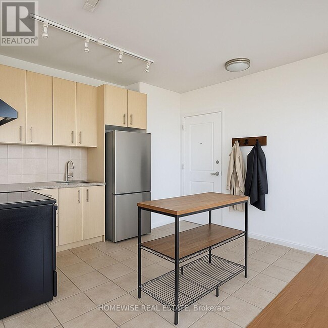 Building Photo - 3635 Dundas St W