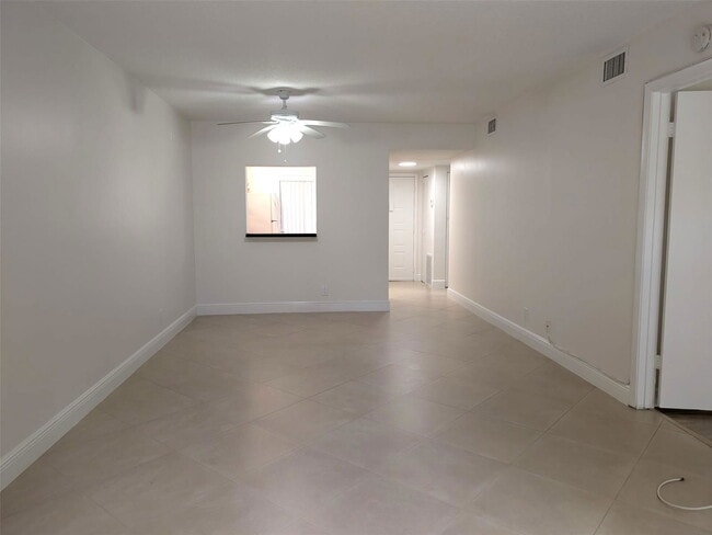 Building Photo - 6550 Somerset Dr