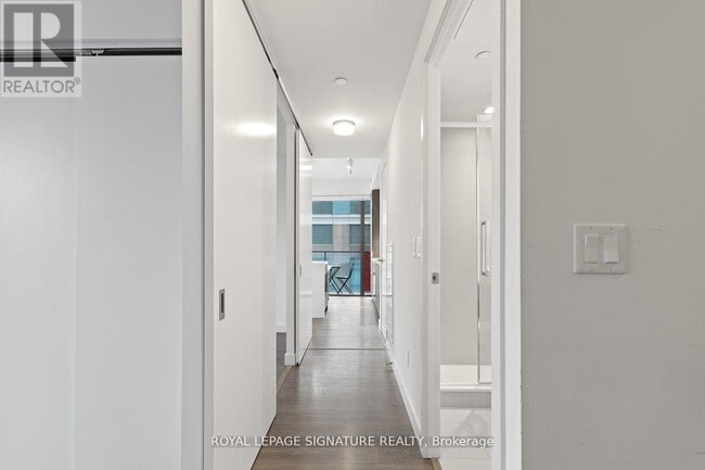 Photo du bâtiment - 215 Queen St W