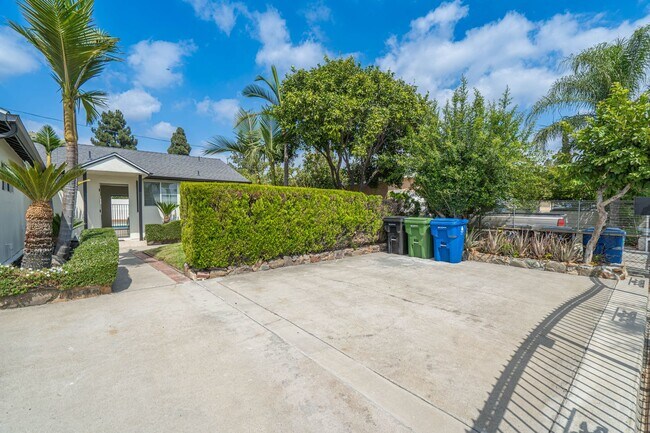 Foto del edificio - Single-Story 3-Bedroom Pool Home with RV P...