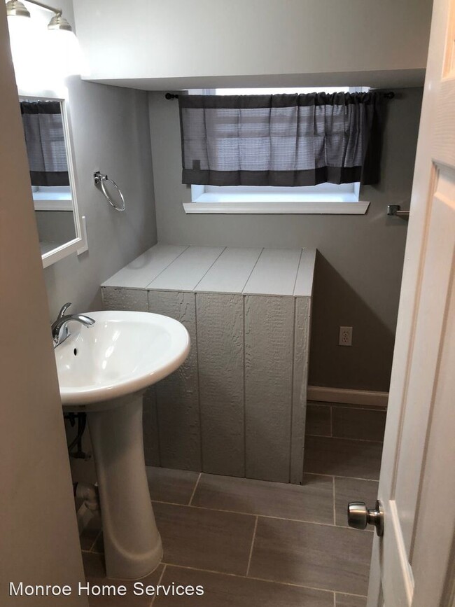 Building Photo - Studio, 1 bath House - 411 E. Coldspring LN