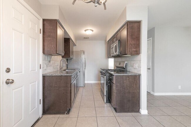 Building Photo - 1810 Nicole Cir