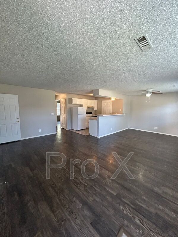 Building Photo - 413 Village Ln