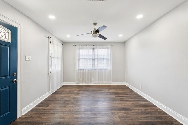 Building Photo - **Charming Family Retreat in the Heart of ...