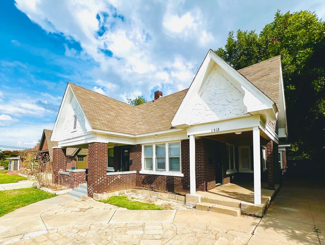 Primary Photo - Cute 2BD 1BA Duplex in Crestwood!!