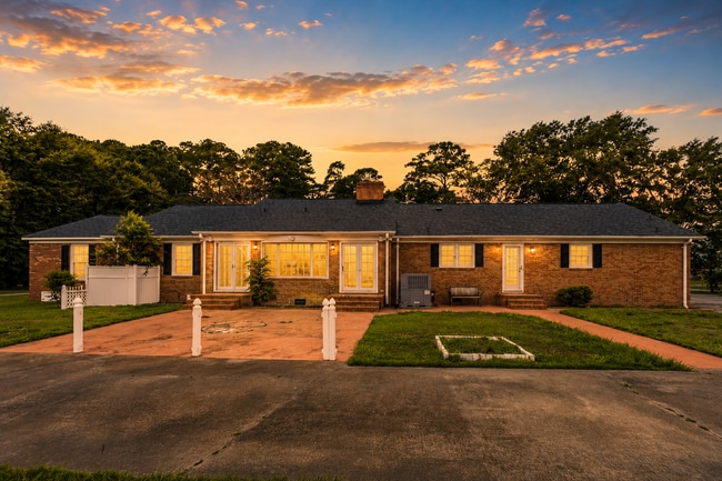 Building Photo - 2112 Leon Dr