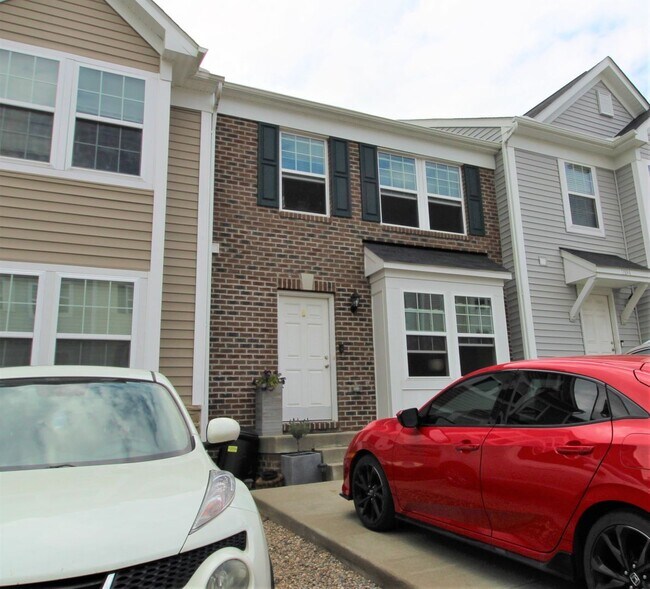 Foto del edificio - 3 Bed/ 2.5 Bath Townhome close to the interstate - Available 06/08/2026