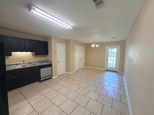 Foto del edificio - Spacious 3BD/2B Duplex in Desirable Northlake Subdivision