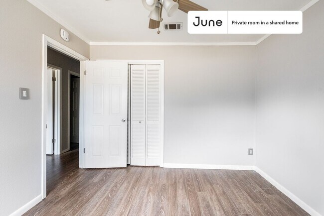 Building Photo - Private bedroom in 3 bed/2 bath Home