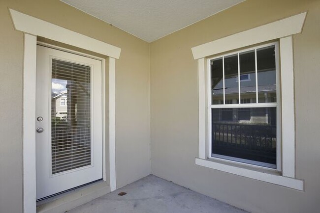 Building Photo - Gorgeous 3/2.5 Spacious Townhome with 1 Ca...