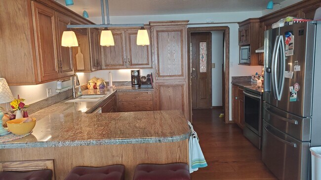 Building Photo - 665 Lakeshore Dr