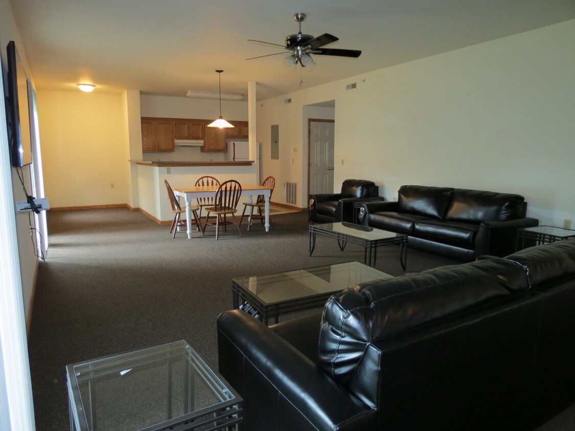 Living Room - 606 W Elm St
