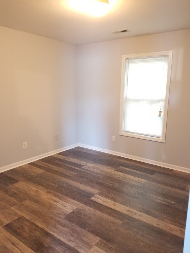 Building Photo - 15 Coats Cir
